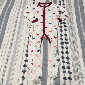 🖤Kyte BABY Multi Hearts Snap Footie🖤